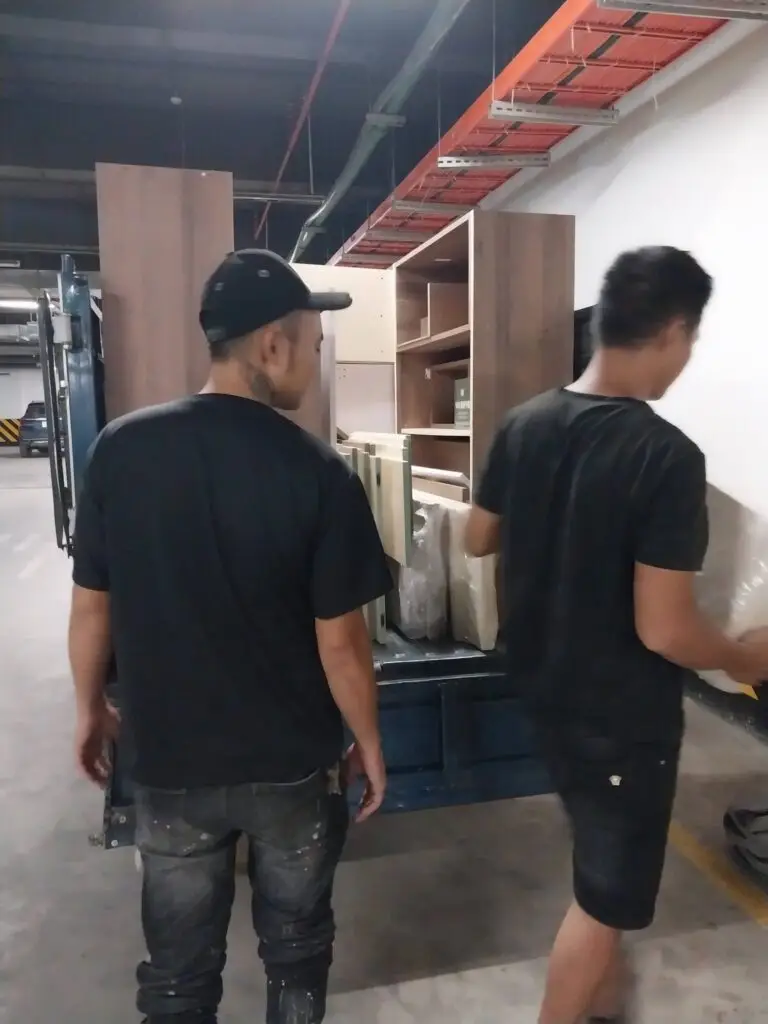 Nhân viên chuyển nhà trọn gói đang bốc xếp đồ đạc lên xe tải tại Hà Nội