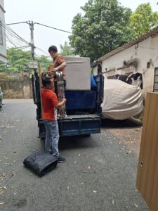Đội ngũ nhân viên chuyên nghiệp đang tháo lắp và đóng gói đồ đạc chuyển nhà